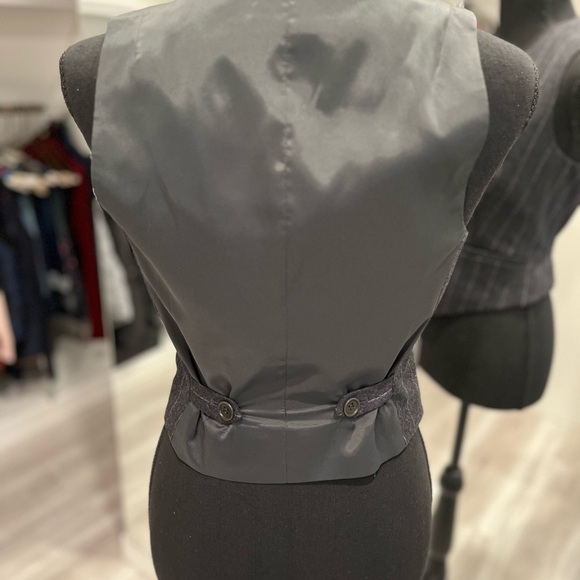 THEORY Grey Wide Pink Pinstripe suit. Size 0 - Picture 5 of 11